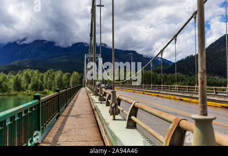 Pont routier traversant une rivière; Revelstoke (Colombie-Britannique), Canada Banque D'Images