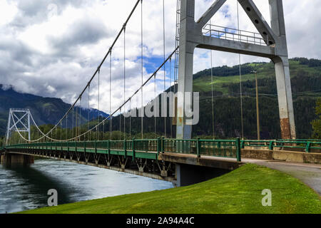 Pont routier traversant une rivière; Revelstoke (Colombie-Britannique), Canada Banque D'Images