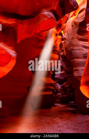 Upper Antelope Canyon avec un faisceau de lumière du soleil qui brille à travers un trou; Arizona, États-Unis d'Amérique Banque D'Images