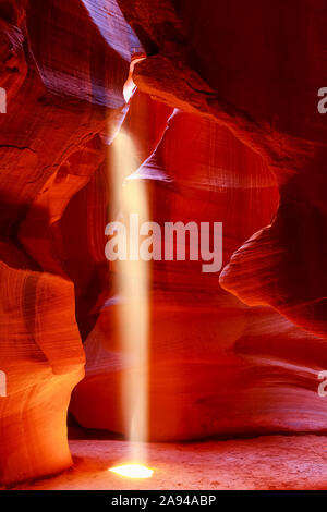 Upper Antelope Canyon avec un faisceau de lumière du soleil qui brille à travers un trou ressemblant à un projecteur au sol; Arizona, États-Unis d'Amérique Banque D'Images