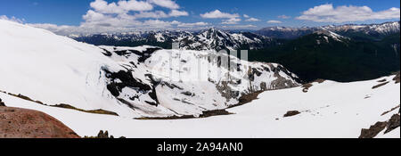 Vue panoramique des vallées des Andes dans la région de Pampa Linda, Parc National Nahuel Huapi, Bariloche, Patagonie, Argentine Banque D'Images