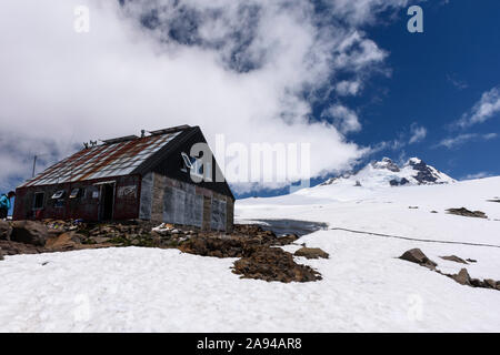 Vue paysage d'Otto Meiling contre Mont Tronador réfugiés à Pampa Linda, Parc National Nahuel Huapi, Bariloche, Patagonie, Argentine Banque D'Images