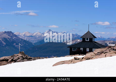 Vue paysage d'Otto Meiling contre des réfugiés dans la vallée de Pampa Linda, Parc National Nahuel Huapi, Bariloche, Patagonie, Argentine Banque D'Images