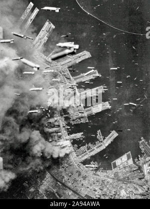 Bombes incendiaires tombent sur la ville de Kobe, au Japon, du American B-29 Superfortresses, comme l'atterrissage piers et bâtiments de la ville sont la gravure ci-dessous, 4 juin 1945 Banque D'Images