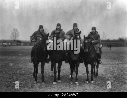 Les quatre cavaliers de l'apocalypse (Notre Dame football backfield) - Photo montre quatre joueurs de football sur l'exploitation de ballons, vers 1924 Banque D'Images