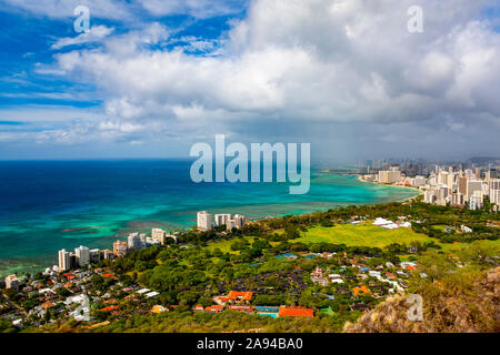 Honolulu et Waikiki Beach ; Honolulu, Oahu, Hawaii, États-Unis d'Amérique Banque D'Images