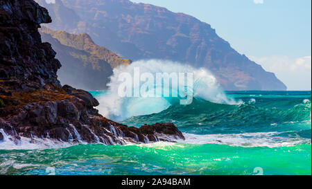 De grandes vagues se sont empaillées sur la côte Na Pali à Ke'e Beach; Kauai, Hawaii, États-Unis d'Amérique Banque D'Images