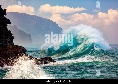 De grandes vagues se sont empaillées sur la côte Na Pali à Ke'e Beach; Kauai, Hawaii, États-Unis d'Amérique Banque D'Images