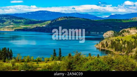 Couleurs vives du feuillage et du lac Kalamalka dans la vallée de l'Okanagan; Colombie-Britannique, Canada Banque D'Images