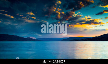 Lac Okanagan au coucher du soleil avec fumée des feux de forêt au loin; Kelowna, Colombie-Britannique, Canada Banque D'Images