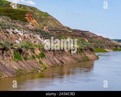 Vue d'un pont suspendu de 117 mètres de long traversant la rivière Red Deer, pont suspendu de la mine Star; Drumheller, Alberta, Canada Banque D'Images