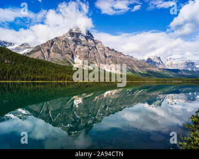 Les lacs de la sauvagine et les montagnes Rocheuses le long de la promenade Icefield; District d'amélioration no 9, Alberta, Canada Banque D'Images