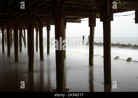 Brouillard et brume sous le terrain de jeu Pier, plage d'Atlantic City; Atlantic City, New Jersey, États-Unis d'Amérique Banque D'Images