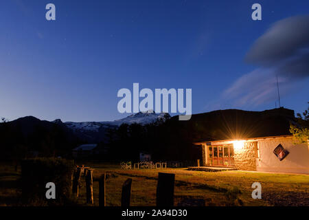 Club Andino Bariloche bâtiment contre le Mont Tronador sur une nuit étoilée à Pampa Linda, Parc National Nahuel Huapi, Bariloche Banque D'Images