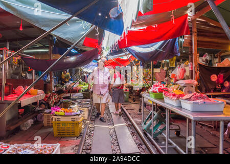 Maeklong,Thaïlande - Oct 31,2019 : les touristes peuvent voir découverte de la ville et faire du shopping le long de la Maeklong marché ferroviaire. Banque D'Images