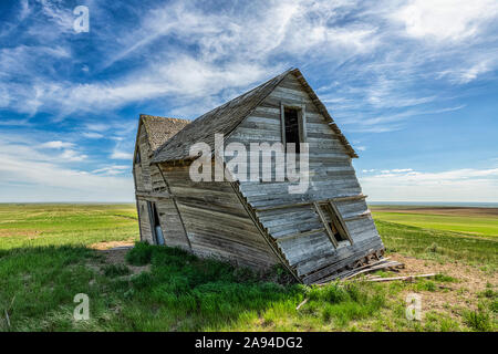 Ferme abandonnée penchée sur les terres agricoles; Val Marie, Saskatchewan, Canada Banque D'Images