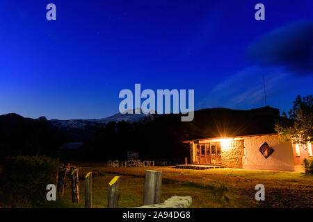 Club Andino Bariloche bâtiment contre le Mont Tronador sur une nuit étoilée à Pampa Linda, Parc National Nahuel Huapi, Bariloche Banque D'Images