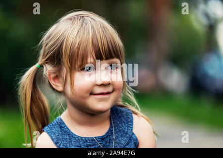 Portrait d'une jeune fille mignonne aux cheveux blonds; Edmonton, Alberta, Canada Banque D'Images