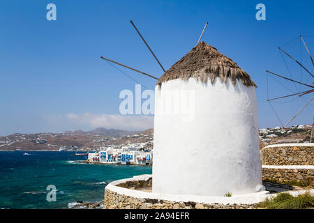 Côte méditerranéenne de la Grèce avec des bâtiments blancs et des moulins à vent le long du bord de l'eau; ville de Mykonos, île de Mykonos, Cyclades, Grèce Banque D'Images