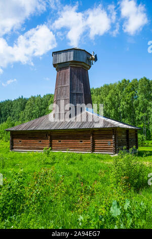 Ancien moulin à vent du XIVe siècle avec lames cassées, Musée de l'architecture en bois; Kostroma, oblast de Kostroma, Russie Banque D'Images