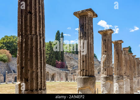 Ruines de colonnes à Pompéi ; Pompéi, province de Naples, Campanie, Italie Banque D'Images