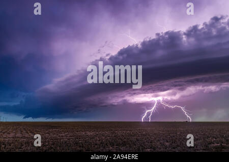 Des nuages de tempête spectaculaires avec des éclairs forts au-dessus des terres agricoles; Guymon, Oklahoma, États-Unis d'Amérique Banque D'Images