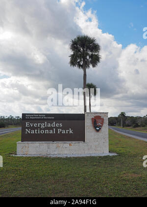 Le Parc National des Everglades, Floride - 3 janvier 2019 : National Park Service inscrivez-vous à l'entrée du parc avec des nuages en arrière-plan. Banque D'Images