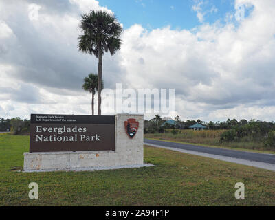 Le Parc National des Everglades, Floride - 3 janvier 2019 : National Park Service inscrivez-vous à l'entrée du parc avec des nuages en arrière-plan. Banque D'Images