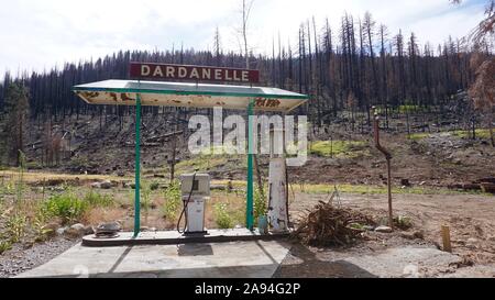 Dardanelle a abandonné la pompe à gaz, à gauche de 2018 Donnell Fire. Des arbres forestiers brûlés dans la forêt nationale de Stanislaus sur la Highway 108, Californie. Banque D'Images