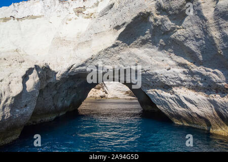 La grotte de Sykia ; île de Milos, Cyclades, Grèce Banque D'Images