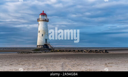 Point of Ayre Lighthouse sur la côte nord du pays de Galles ; pays de Galles Banque D'Images