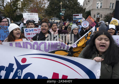 Washington, District de Columbia, Etats-Unis. 12 Nov, 2019. Des centaines de personnes à l'extérieur rassemblement la Cour suprême à Washington, DC, États-Unis le Mardi, Novembre 12, 2019, à l'appui de l'action différée de l'enfance programme des arrivées. La Cour suprême est actuellement saisie d'une affaire qui va déterminer la légalité et l'avenir de la DACA programme. Credit : Stefani Reynolds/CNP/ZUMA/Alamy Fil Live News Banque D'Images