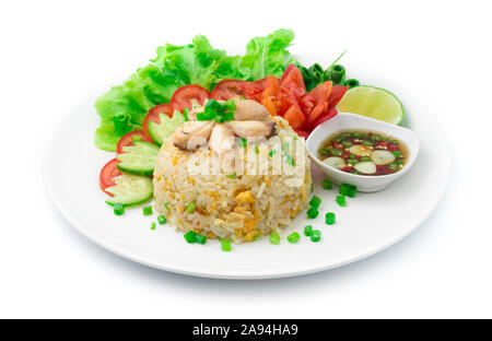 Riz frit au crabe et oeufs de la nourriture thaïlandaise et asiatique style fusion décorer légumes tomate sculpté ,oignons de printemps vue latérale Banque D'Images