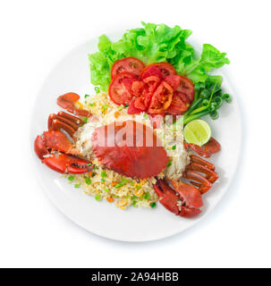 Riz frit au crabe et oeufs de la nourriture thaïlandaise et asiatique style fusion décorer légumes tomate sculpté ,oignons de printemps vue d'en haut Banque D'Images