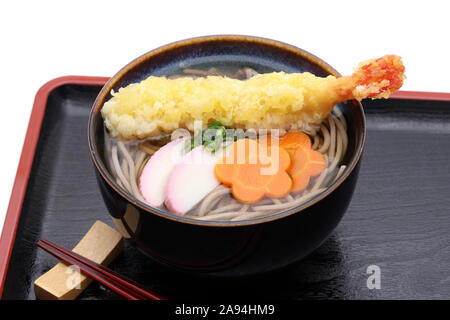 Nouilles soba japonais Tenpura dans un bol sur fond blanc Banque D'Images