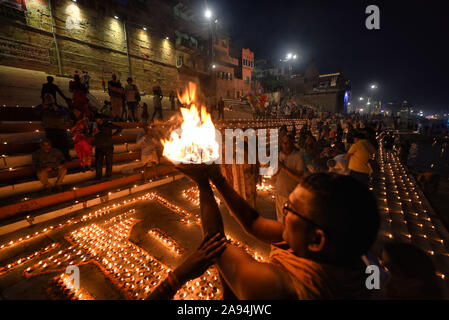 Varanasi, Inde. 12 Nov, 2019. Les dévots hindous indiens allument des lampes en priant à Dieu à la veille de dev Deepavali à Varanasi.Dev Deepavali est le plus grand festival de la lumière de l'Inde où les dévots décorer la rivière du Gange avec des millions de lampes dans le cadre du festival. Credit : SOPA/Alamy Images Limited Live News Banque D'Images