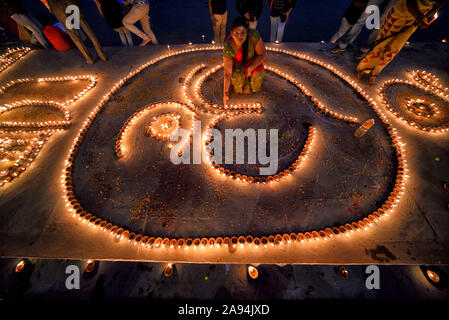 Varanasi, Inde. 12 Nov, 2019. Indian Hindu femme pose pour une photo avec les lampes à la veille de dev Deepavali à Varanasi.Dev Deepavali est le plus grand festival de la lumière de l'Inde où les dévots décorer la rivière du Gange avec des millions de lampes dans le cadre du festival. Credit : SOPA/Alamy Images Limited Live News Banque D'Images