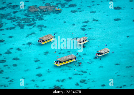 Les gens de plongée aux alentours de Captain Tama's Lagoon Cruizes bateaux, et récif à Muri Lagoon, Rarotonga, îles Cook, Pacifique Sud - Antenne de drone Banque D'Images