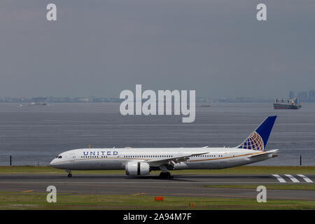 Un Boeing 787-9 Dreamliner exploité par United Airlines à l'aéroport Haneda de Tokyo, au Japon. Banque D'Images