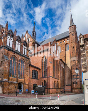 Vue sur le nord du transept et le choeur St George's Church Wismar, une architecture gothique en brique médiévale reconstruite, ce qui était dommage substancially Banque D'Images