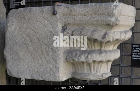 Capitel en alturas con dos hojas de acanto. Procedente de la Iglesia del Monasterio de Santa Catalina de Montefaro, siglo XIV (1370), province de La Coruña. Museo Arqueológico e Histórico (Castillo de San Antón). La Coruña. La Galice. España. Banque D'Images