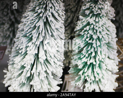 Le remplacement d'un vrai arbre de Noël. Arbres de Noël artificiels. Contre l'abattage des arbres de Noël. Banque D'Images