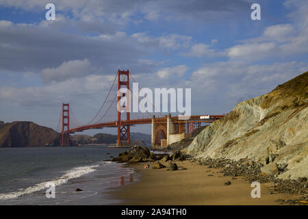 Le célèbre pont suspendu - Golden Gate Bridge à San Francisco en France Banque D'Images