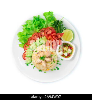 Riz frit au crabe et oeufs de la nourriture thaïlandaise et asiatique style fusion décorer légumes tomate sculpté ,oignons de printemps vue d'en haut Banque D'Images