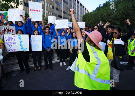 Los Angeles, Californie, USA, le 12 Oct, 2019.Des centaines de manifestations étudiantes de Los Angeles du Trump Président Décision d'abroger DACA politique. Banque D'Images