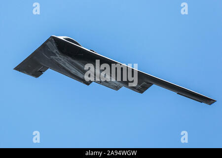 Un United States Air Force B-2 Spirit le survol donne à l'Esprit de Saint Louis 2016 Air Show & STEM Expo. Banque D'Images