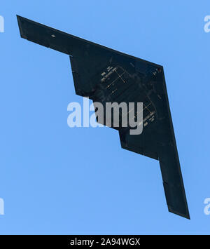 Un United States Air Force B-2 Spirit le survol donne à l'Esprit de Saint Louis 2016 Air Show & STEM Expo. Banque D'Images