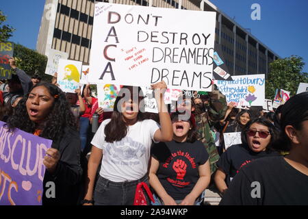 Los Angeles, Californie, USA, le 12 Oct, 2019.Des centaines de manifestations étudiantes de Los Angeles du Trump Président Décision d'abroger DACA politique. Banque D'Images