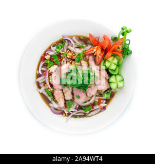 Porc grillé épicé Salade de tranches marinées dans de la sauce de poisson et l'oignon en tranches Thai Food Sex plat épicé décorer avec les légumes tomate,concombre sculpté top vie Banque D'Images