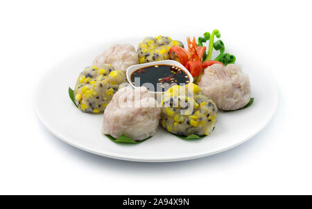 La ciboulette chinoise Knedlík ou l'ail chinois Dim Sum gâteau de riz à l'intérieur avec Taro slice et à la vapeur de maïs sucré servi de sauce de soja Noire Style alimentaire chinois tr Banque D'Images